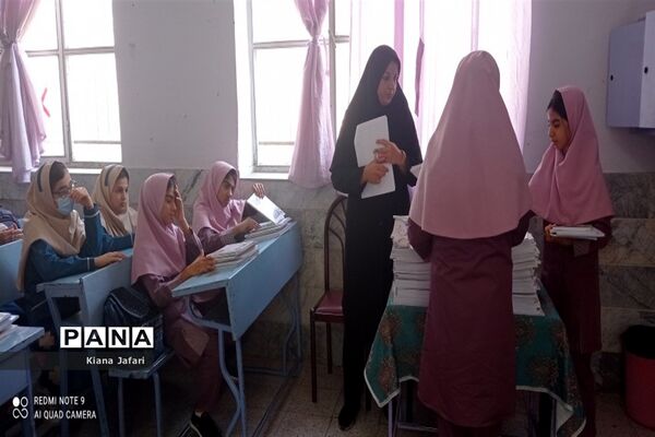 مراسم نواختن زنگ بازگشایی مدارس در دبستان سمیه  کاشمر