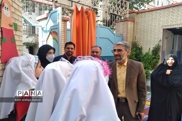 جشن شکوفه‌ها در دبستان فیروزه منطقه ۱۳