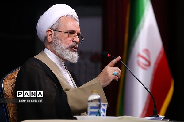 آیین افتتاحیه اولین همایش روحانیون و طلاب شاغل در آموزش و پرورش