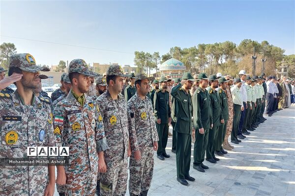 صبحگاه مشترک در اولین روز از هفته دفاع مقدس در نایین