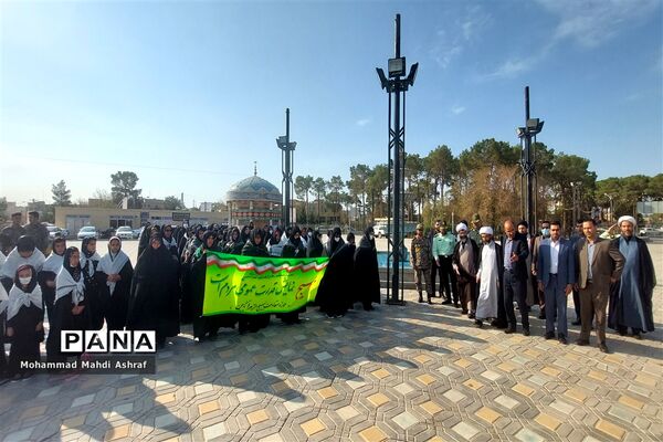صبحگاه مشترک در اولین روز از هفته دفاع مقدس در نایین