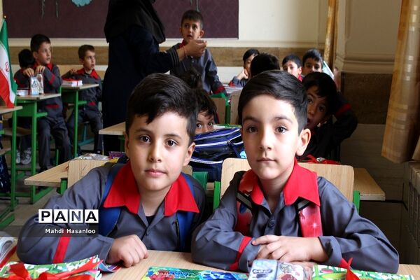 جشن شکوفه‌ها ویژه دانش‌آموزان اول ابتدایی در زنجان