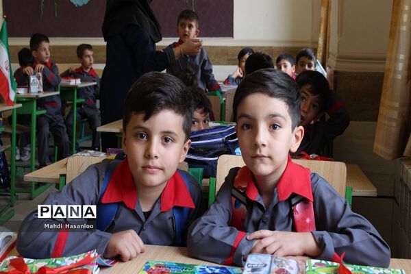 جشن شکوفه‌ها ویژه دانش‌آموزان اول ابتدایی در زنجان