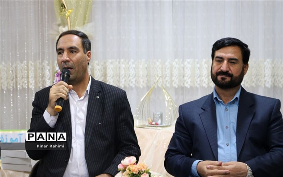 معلم در سند تحول بنیادین، به عنوان مربی یاد شده است