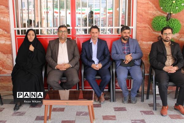 شکوفه‌های حسینی بهارستان در اولین روز از سال تحصیلی