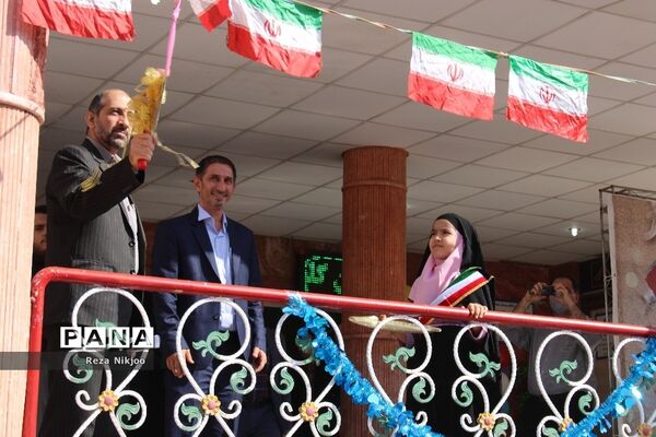 شکوفه‌های حسینی بهارستان در اولین روز از سال تحصیلی