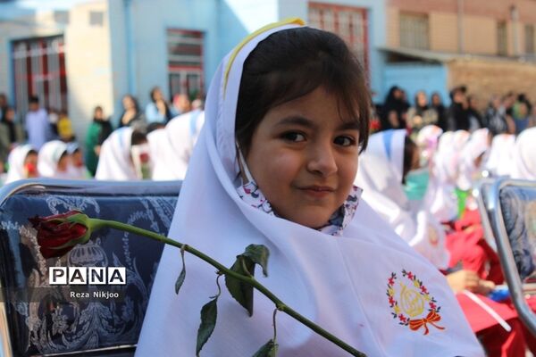 شکوفه‌های حسینی بهارستان در اولین روز از سال تحصیلی
