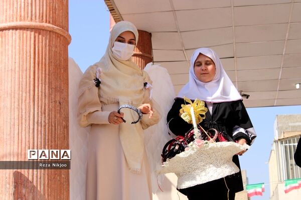 شکوفه‌های حسینی بهارستان در اولین روز از سال تحصیلی