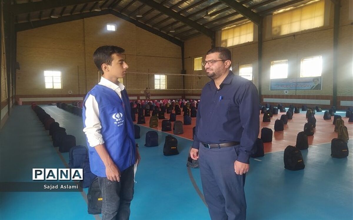 توزیع نوشت‌افزاردر بین دانش‌آموزان شهرستان اقلید با عنوان مشق مهر