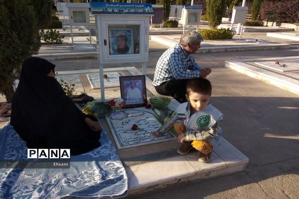 مراسم غبارروبی مزار شهدا در اولین روز هفته دفاع مقدس