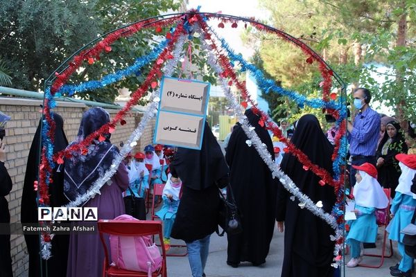 نواختن زنگ بهار علم و تربیت در مدارس استان سمنان