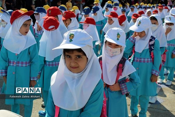 نواختن زنگ بهار علم و تربیت در مدارس استان سمنان