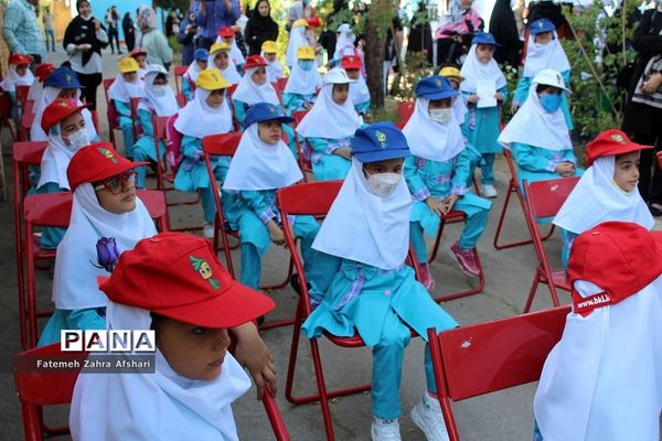 نواختن زنگ بهار علم و تربیت در مدارس استان سمنان