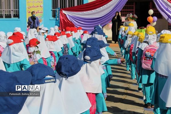 نواختن زنگ بهار علم و تربیت در مدارس استان سمنان