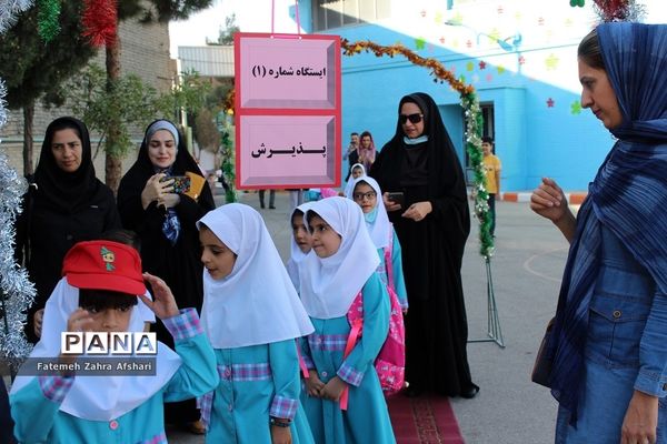 نواختن زنگ بهار علم و تربیت در مدارس استان سمنان