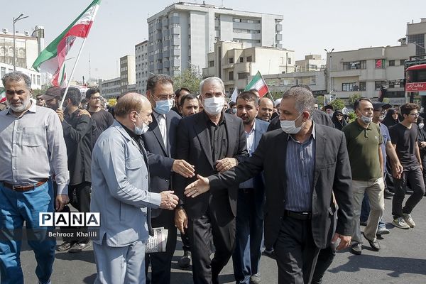 راهپیمایی مردم در محکومیت حرکات هنجارشکنانه با حضور وزیر آموزش و  پرورش