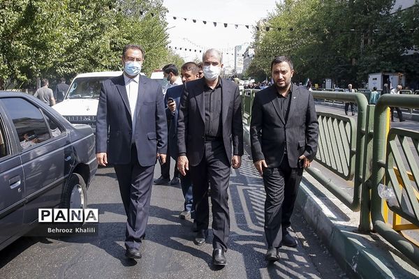 راهپیمایی مردم در محکومیت حرکات هنجارشکنانه با حضور وزیر آموزش و  پرورش