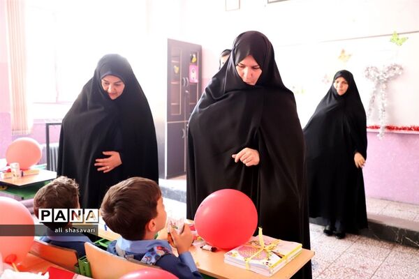 نواختن زنگ شکوفه‌ها در کرمانشاه