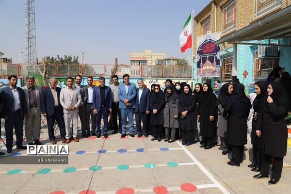 نواختن زنگ شکوفه‌ها در کرمانشاه