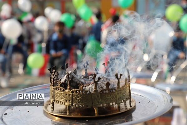 نواختن زنگ شکوفه‌ها در کرمانشاه