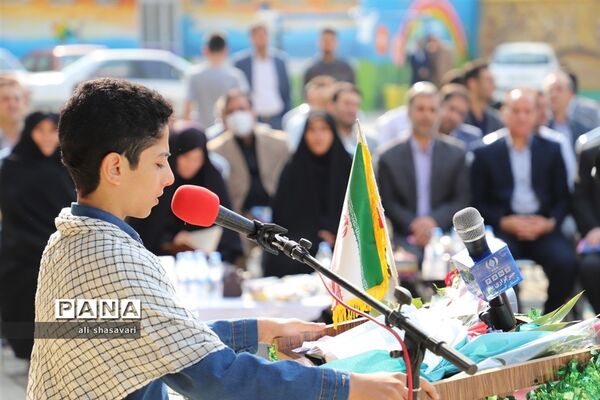 نواختن زنگ شکوفه‌ها در کرمانشاه