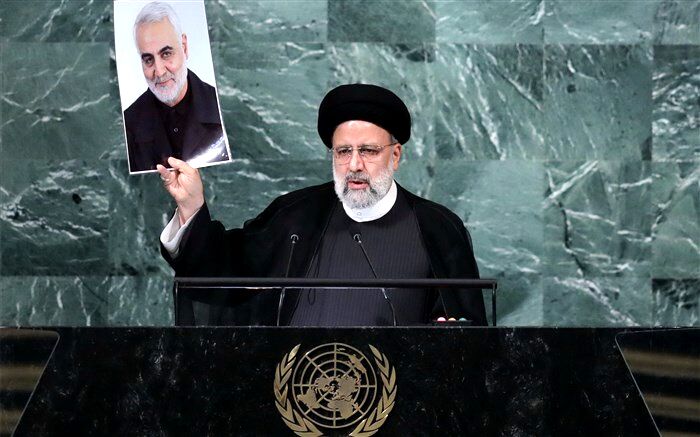 بالابردن تصویر شهید‌سلیمانی نشان داد که ایران به محاکمه جنایت‌کاران ادامه خواهد داد