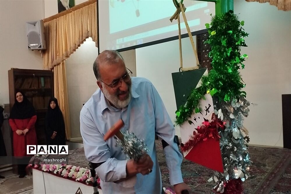 ‌آیین نواختن زنگ آغاز سال تحصیلی جدید دبیرستان شاهد کاشان
