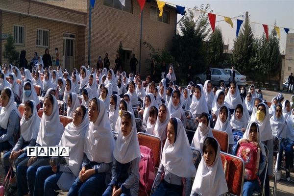 نواختن زنگ شروع شمیم مهرمحمدی در مدارس شهرستان نظرآباد
