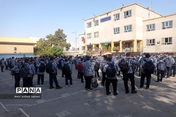 مراسم بازگشایی مدارس در دبیرستان حر بن ریاحی منطقه ۱۳