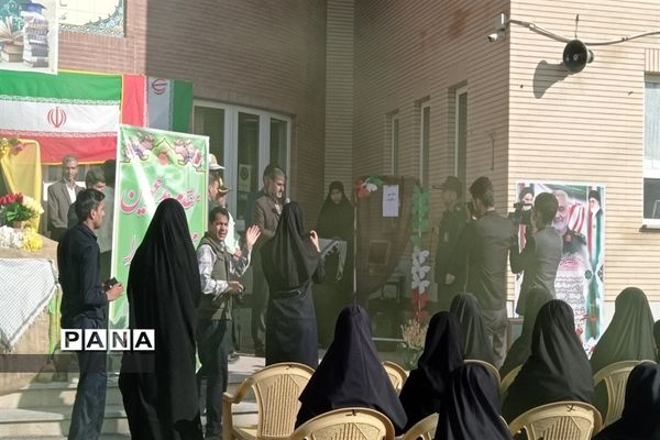 نواخته شدن زنگ مهر و مقاومت در هنرستان فنی و حرفه‌ای آیت‌الله خامنه‌ای شهرستان فریدن
