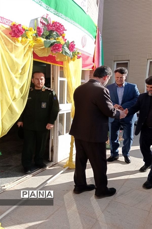 نواخته شدن زنگ مهر و مقاومت در هنرستان فنی و حرفه‌ای آیت‌الله خامنه‌ای شهرستان فریدن