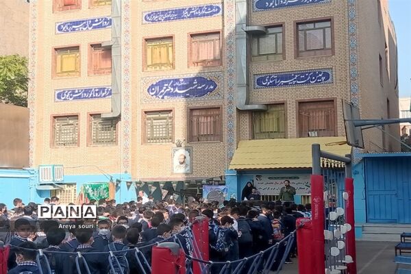 اجرای سرود سلام فرمانده در دبستان پسرانه شهید دکتر  چمران منطقه ۱۳