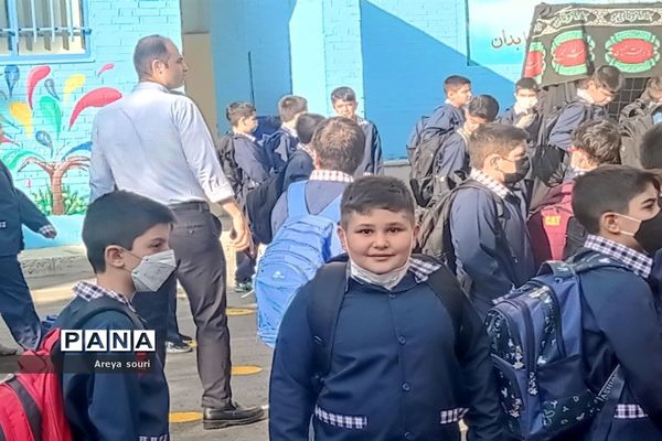 اجرای سرود سلام فرمانده در دبستان پسرانه شهید دکتر  چمران منطقه ۱۳