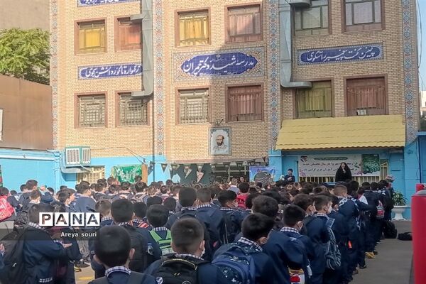 اجرای سرود سلام فرمانده در دبستان پسرانه شهید دکتر  چمران منطقه ۱۳