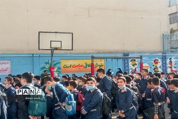 اجرای سرود سلام فرمانده در دبستان پسرانه شهید دکتر  چمران منطقه ۱۳