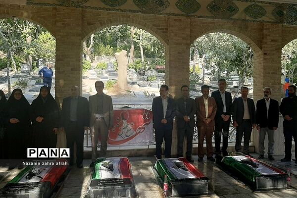 غبارروبی مزار شهدا در هفته دفاع مقدس در رودهن