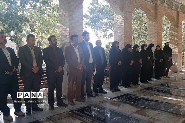 غبارروبی مزار شهدا در هفته دفاع مقدس در رودهن