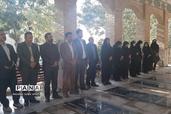 غبارروبی مزار شهدا در هفته دفاع مقدس در رودهن