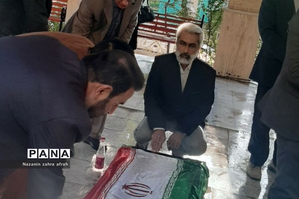 غبارروبی مزار شهدا در هفته دفاع مقدس در رودهن