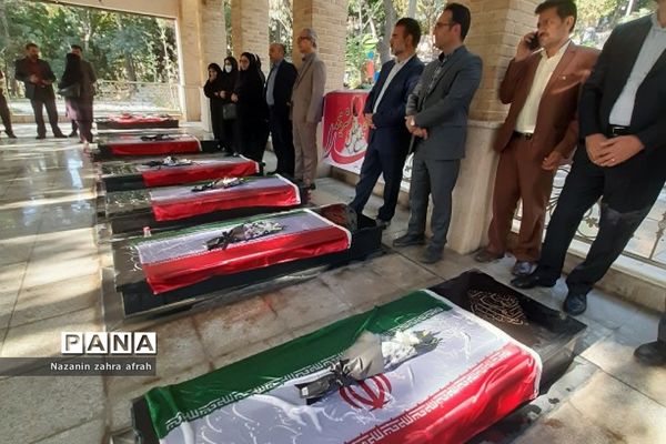 غبارروبی مزار شهدا در هفته دفاع مقدس در رودهن