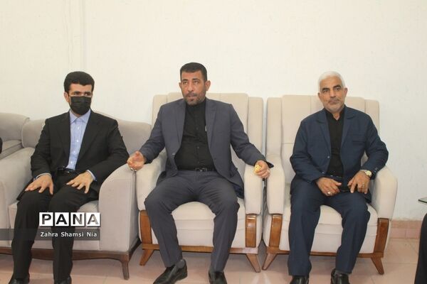 نشست صمیمی معاون تربیت‌بدنی و سلامت وزارت آموزش و پرورش با کارکنان و دانش‌آموزان هنرستان رازی بوشهر