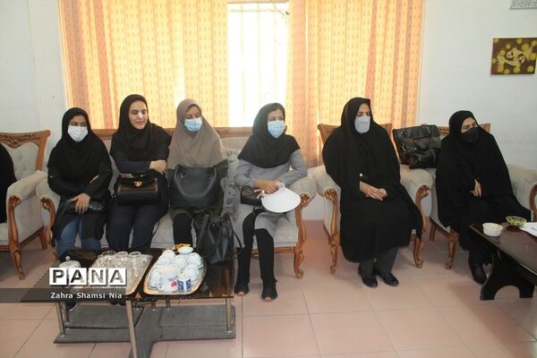 نشست صمیمی معاون تربیت‌بدنی و سلامت وزارت آموزش و پرورش با کارکنان و دانش‌آموزان هنرستان رازی بوشهر