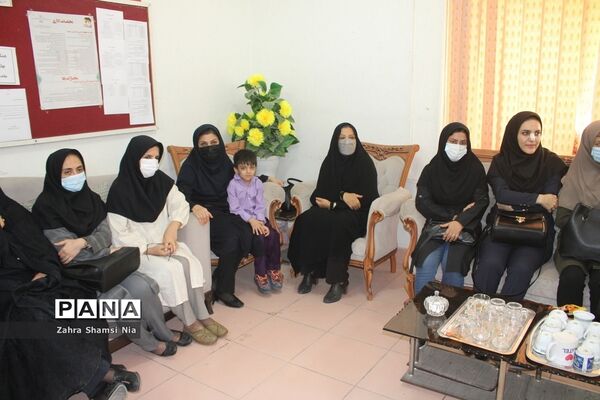 نشست صمیمی معاون تربیت‌بدنی و سلامت وزارت آموزش و پرورش با کارکنان و دانش‌آموزان هنرستان رازی بوشهر