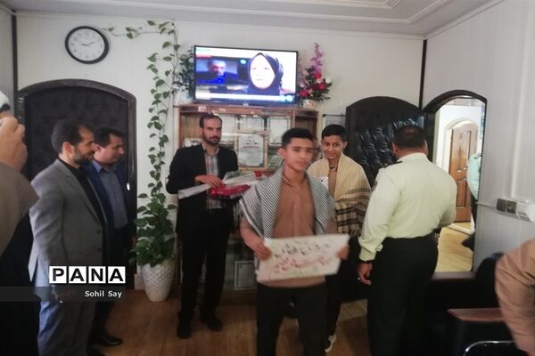 اهدای گل به کارکنان نیروی انتظامی در کاشمر