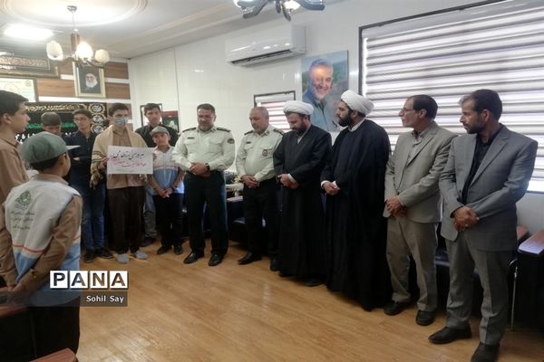 اهدای گل به کارکنان نیروی انتظامی در کاشمر