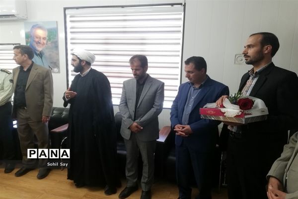 اهدای گل به کارکنان نیروی انتظامی در کاشمر