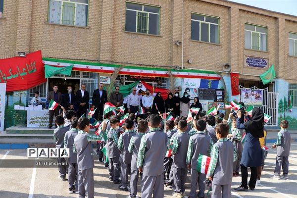 آیین اهدای لوازم‌ التّحریر به دانش‌آموزان با مشارکت بانک ملّت در کرمانشاه