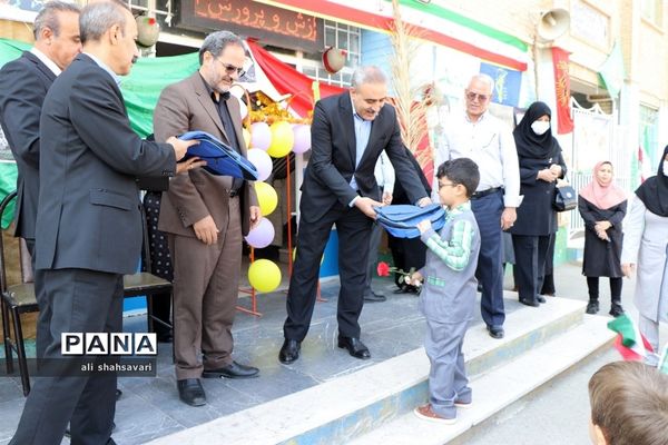 آیین اهدای لوازم‌ التّحریر به دانش‌آموزان با مشارکت بانک ملّت در کرمانشاه