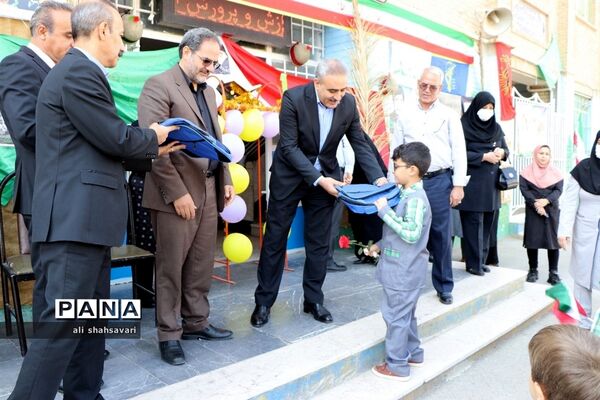 آیین اهدای لوازم‌ التّحریر به دانش‌آموزان با مشارکت بانک ملّت در کرمانشاه