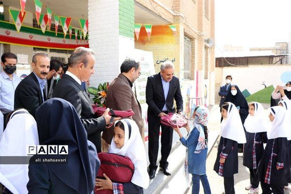 آیین اهدای لوازم‌ التّحریر به دانش‌آموزان با مشارکت بانک ملّت در کرمانشاه